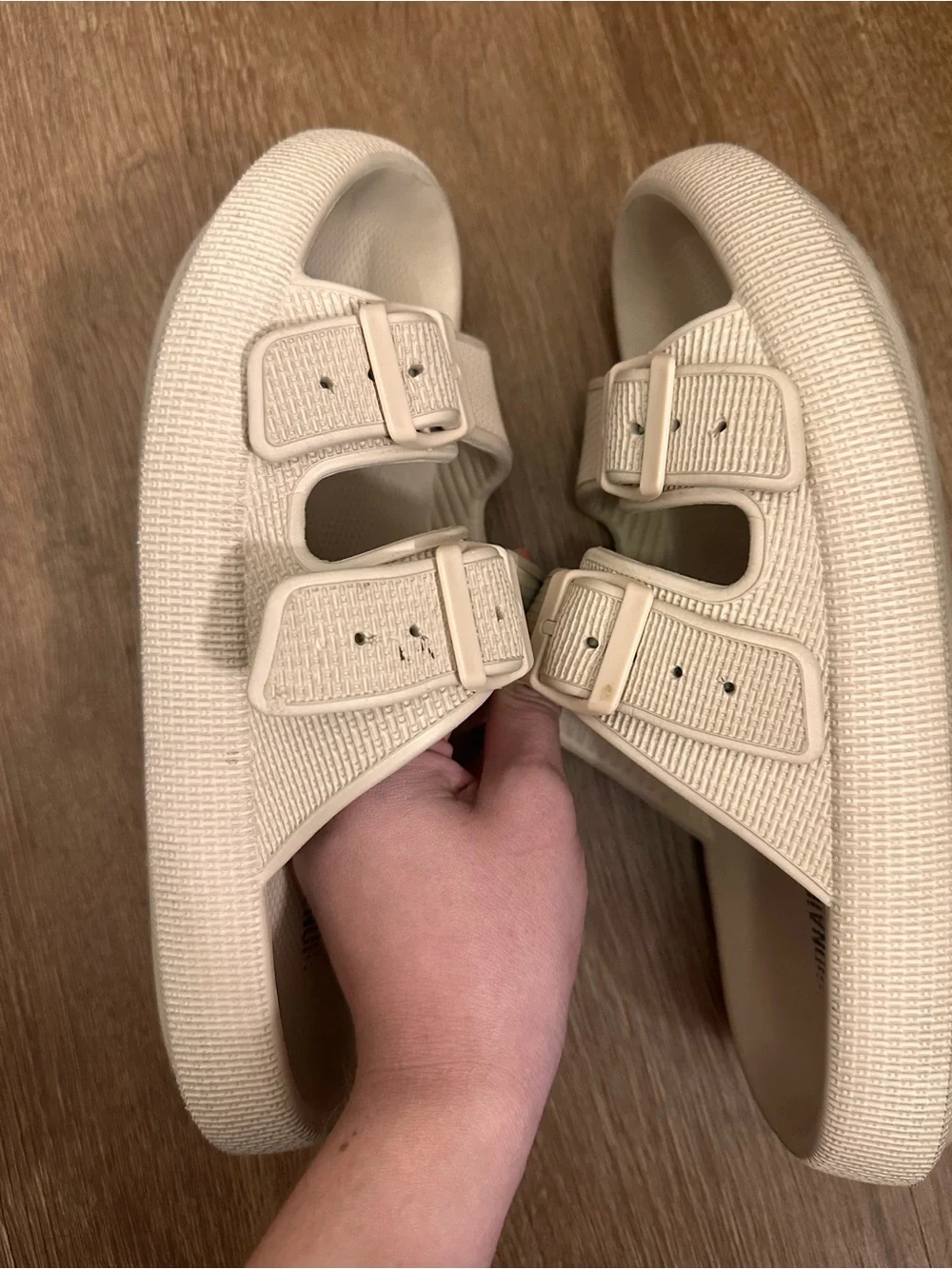 Cushionaire Women’s Cream Double-Buckle Cloud Slide Sandals Size 9